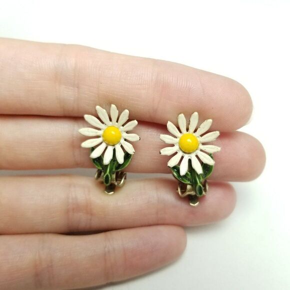 Vintage White Daisy Enamel Clip On Earrings, Cute Retro Design, Estate - Picture 5 of 6